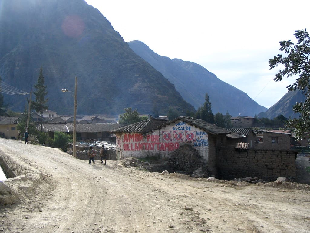 Ollantaytambo - road
